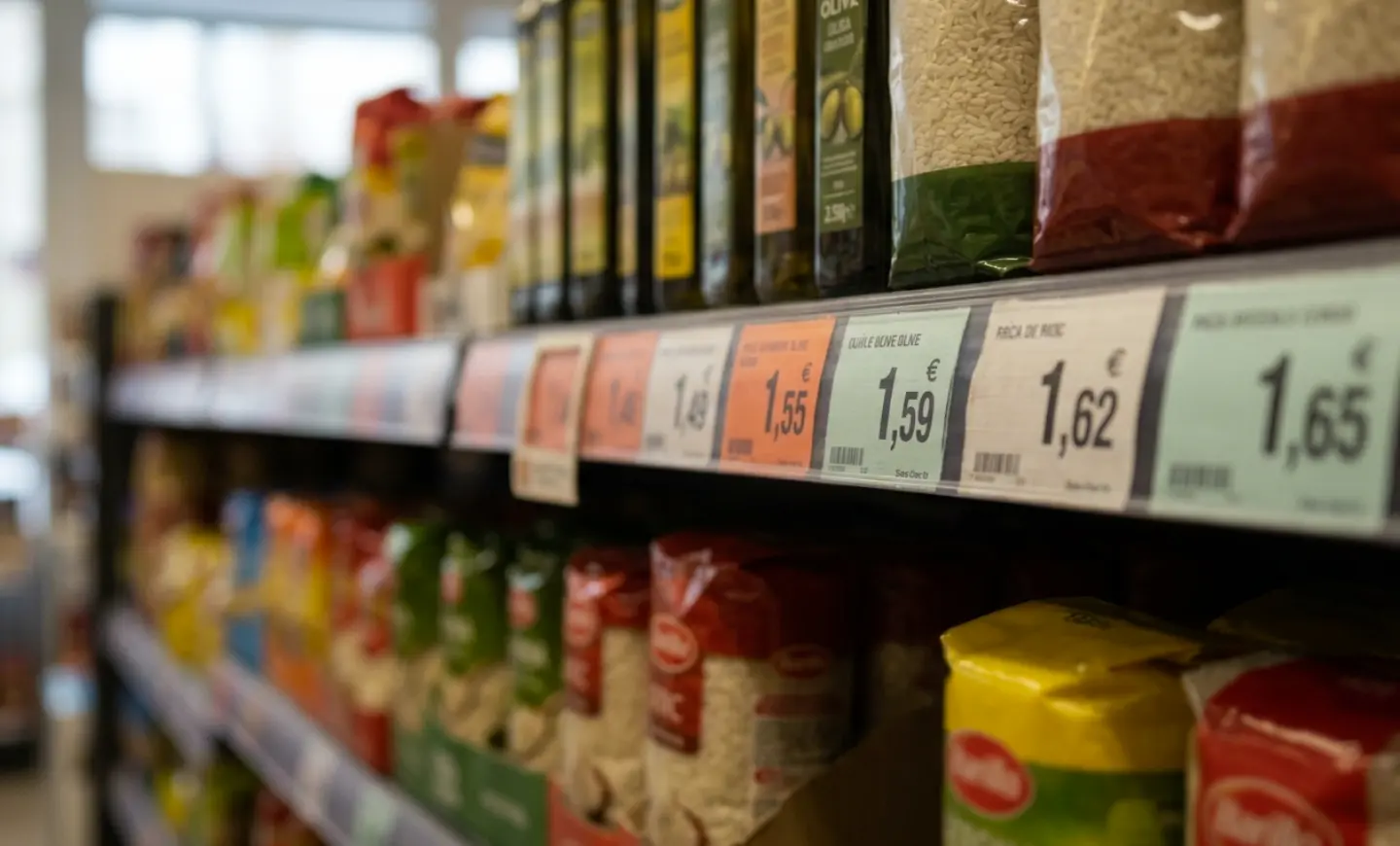 Etiquetas de precio en supermercado mostrando diferencias entre cadenas en la comparativa de enero 2026