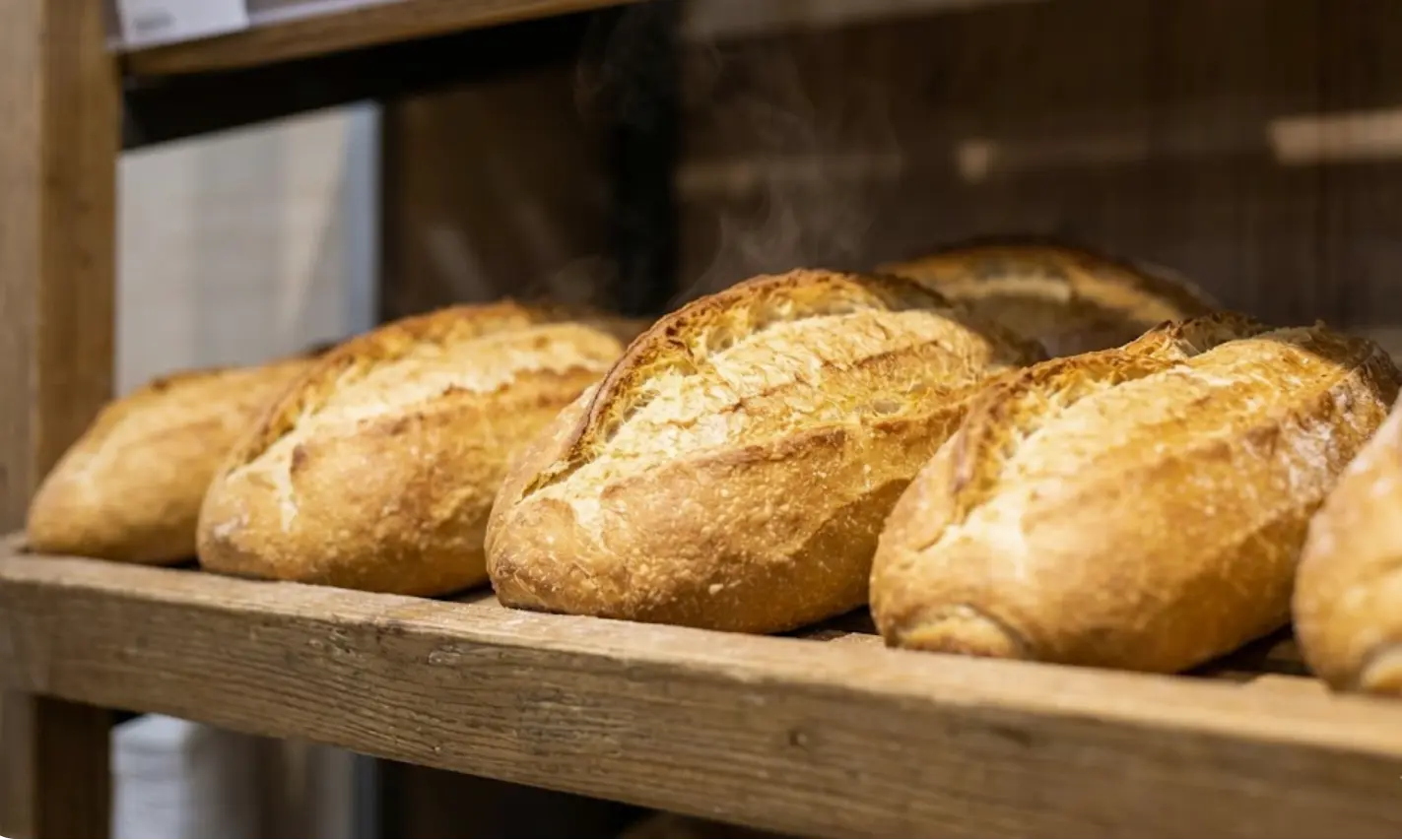 Pan recién horneado en panadería de supermercado, el olor diseñado para aumentar las compras impulsivas del consumidor