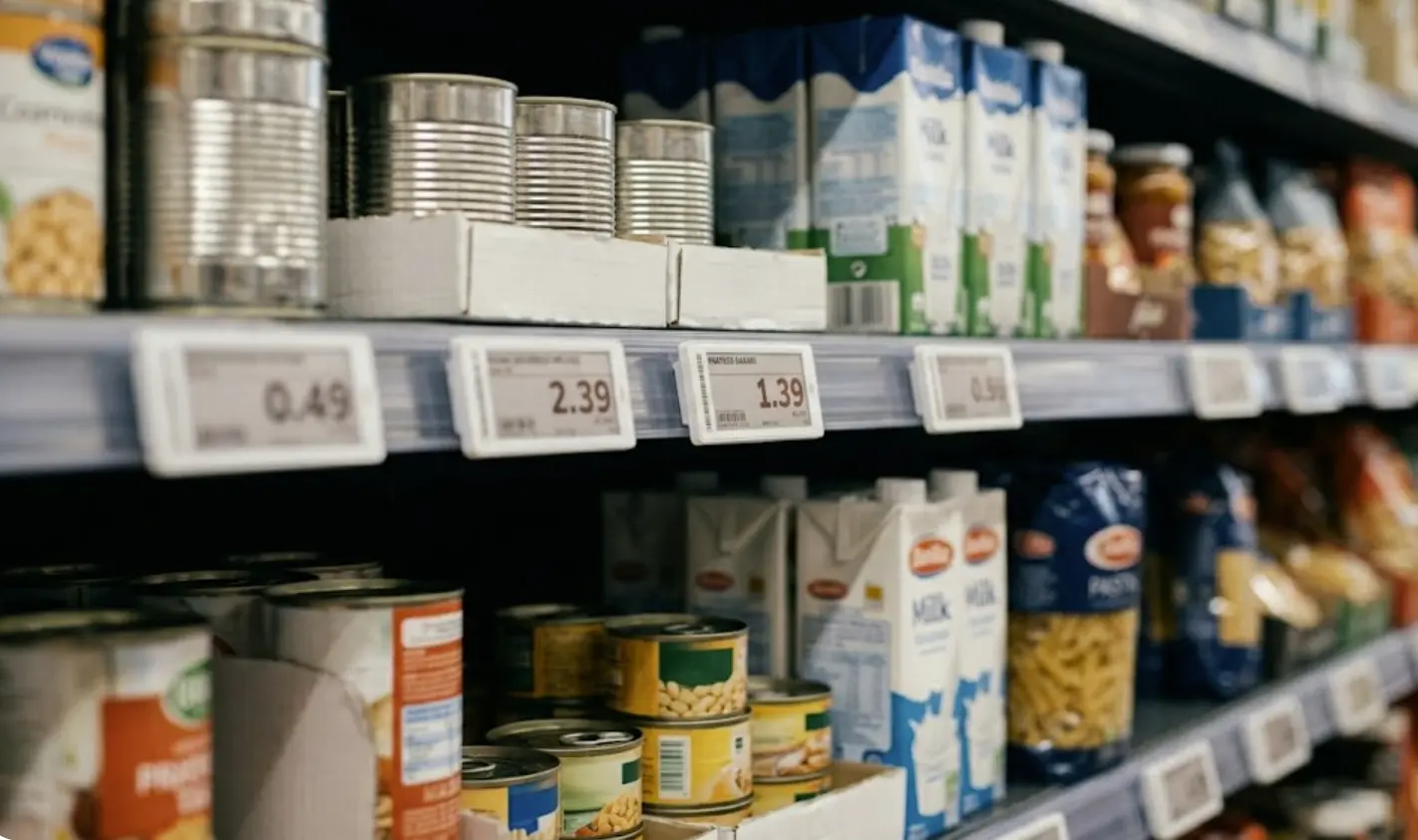 Etiquetas de precio en estantería de supermercado en febrero 2026 mostrando diferencias entre las cinco cadenas comparadas