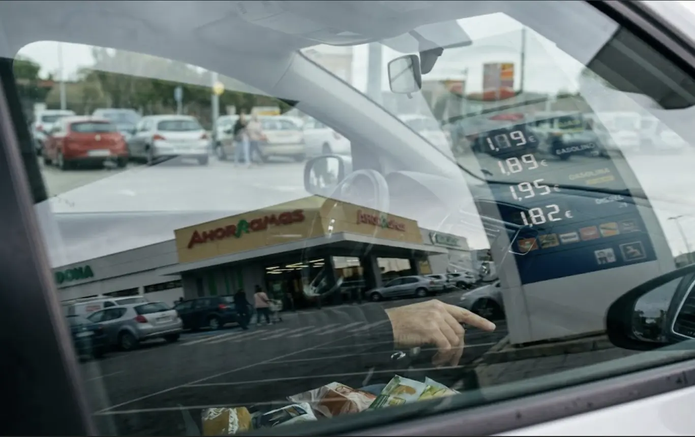 Cartel de precios de gasolina frente a un supermercado, el contraste de abril de 2026
