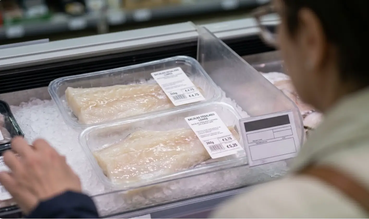 Bacalao desalado en bandeja de supermercado en marzo 2026, la opción más económica para la cena de Semana Santa